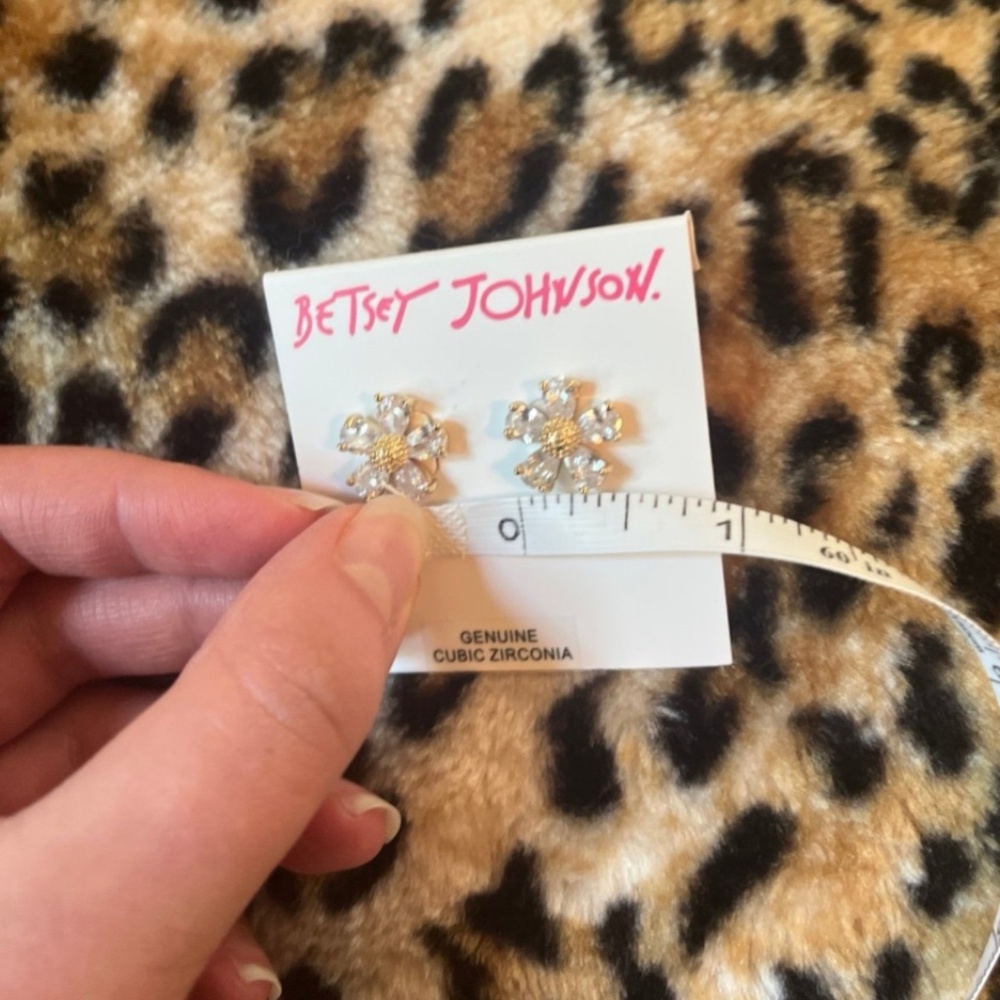 Betsey Johnson cz flower earrings NWT - Picture 4 of 4